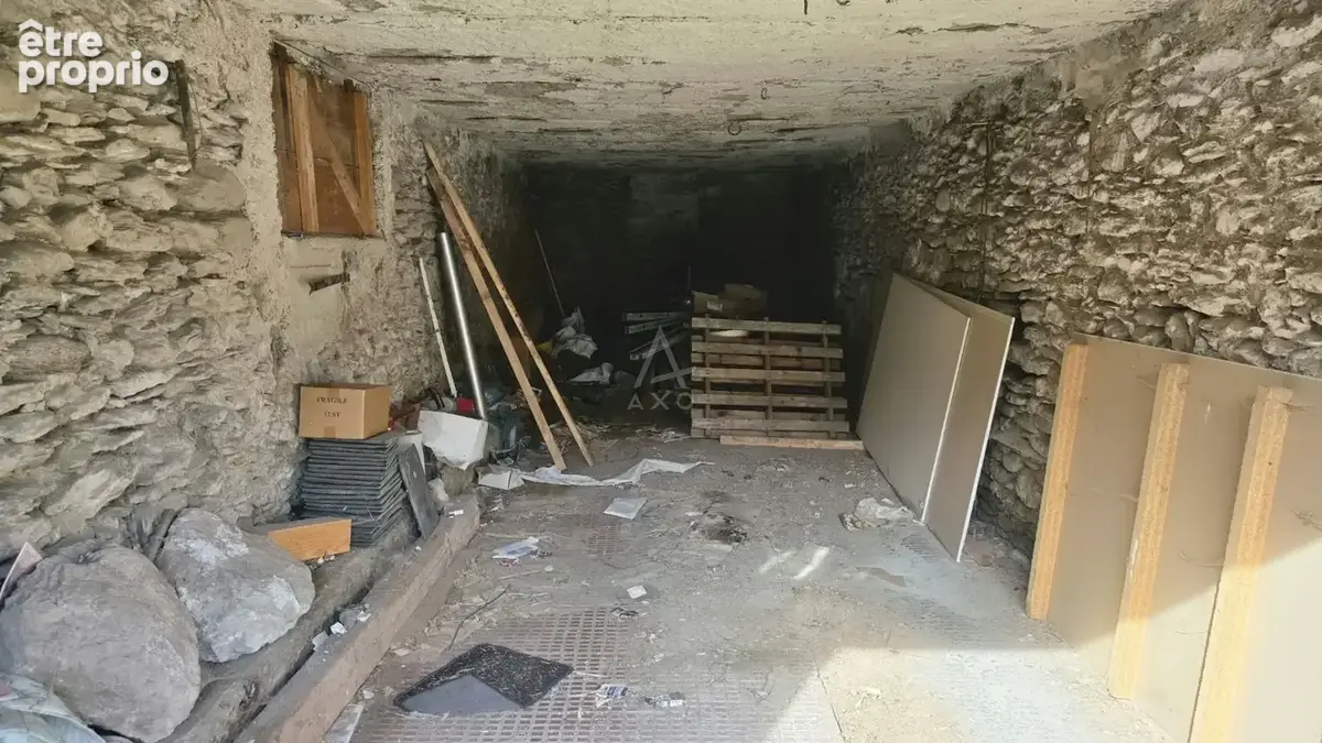 EXCLUSIVITÉ  Grange mitoyenne à rénover avec vue sur les montagnes  69 000  - photo 4