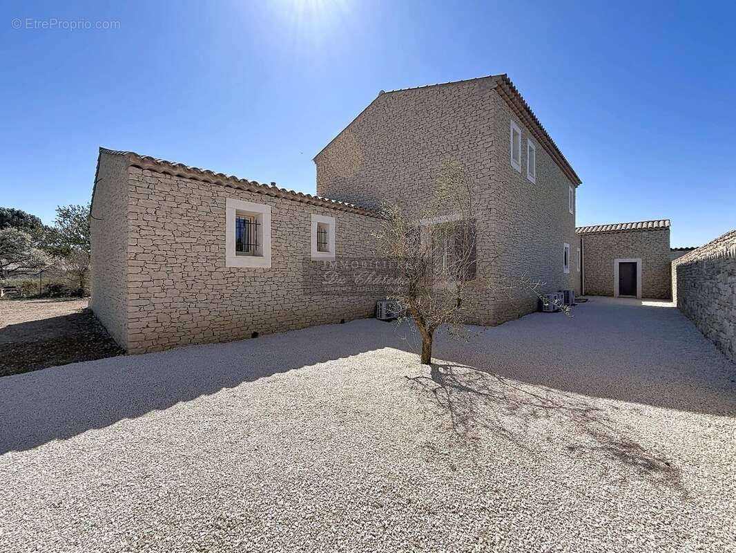 Élégante propriété en pierre neuve avec piscine et pool-house dans un environnement privilégié - photo 12