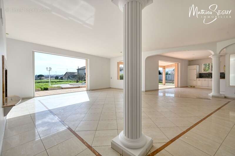 Maison à GREZIEU-LA-VARENNE