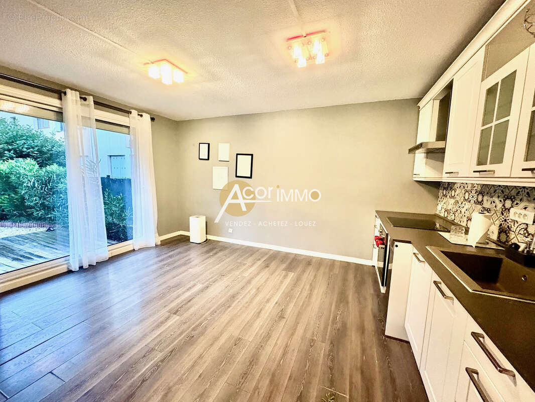 COUP DE COEUR-Bel appartement  2 CHAMBRES en REZ DE JARDIN et 1 Parking privatif - photo 2