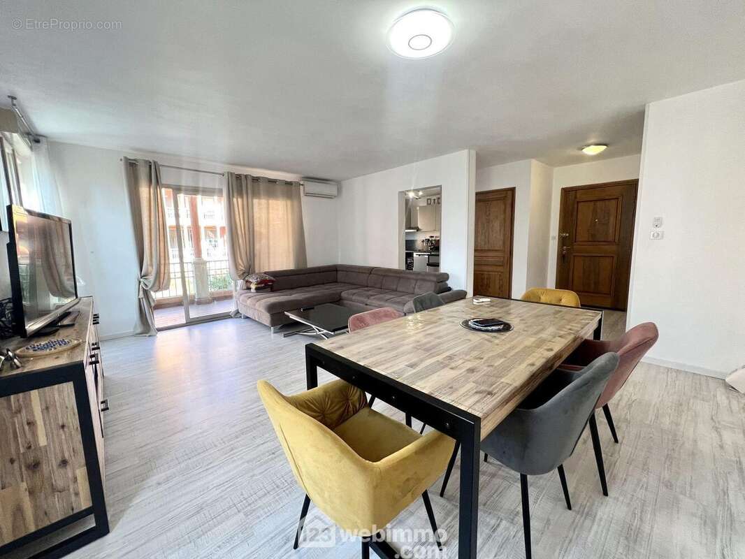 ...Qui s'ouvre sur une terrasse - Appartement à BIGUGLIA