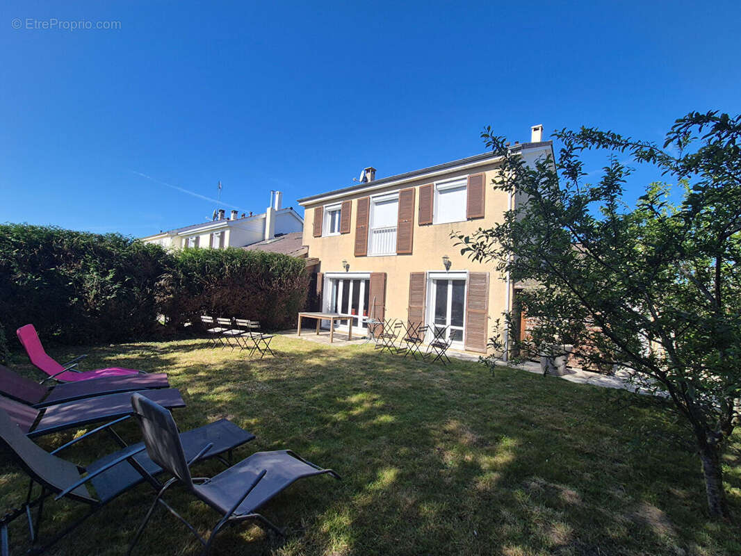 Maison à LE MESNIL-SAINT-DENIS