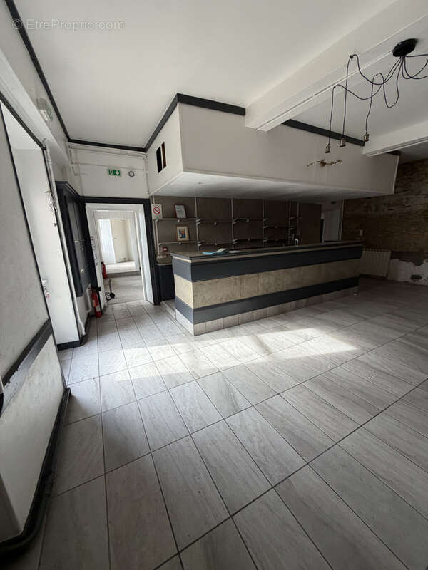 En exclusivité, murs commerciaux  d'une bâtisse de 396 m2 environ (ancien Bar-restaurant + logement) 38510 - photo 4