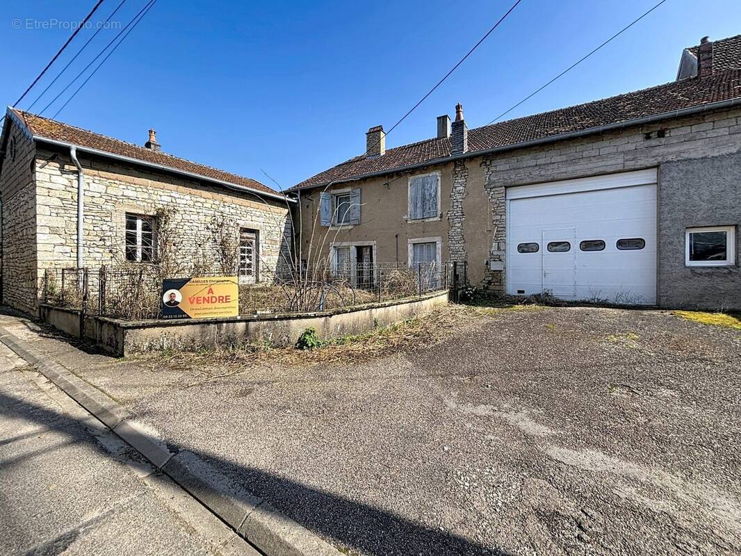Maison à NEUVELLE-LES-LA-CHARITE