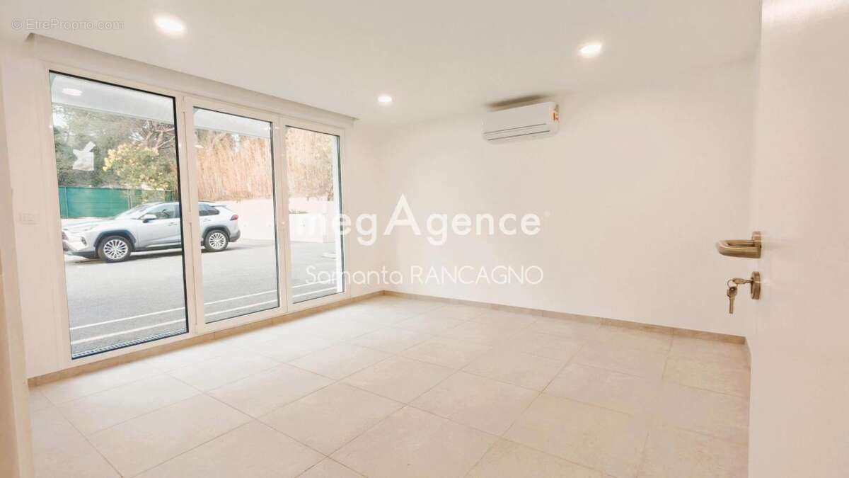 Fréjus Capitou – Local professionnel neuf 80 m² avec 5 parkings - photo 2