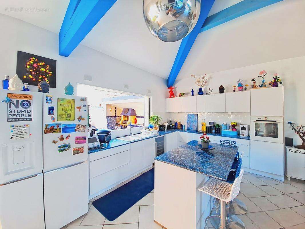 Maison à SAINT-MITRE-LES-REMPARTS