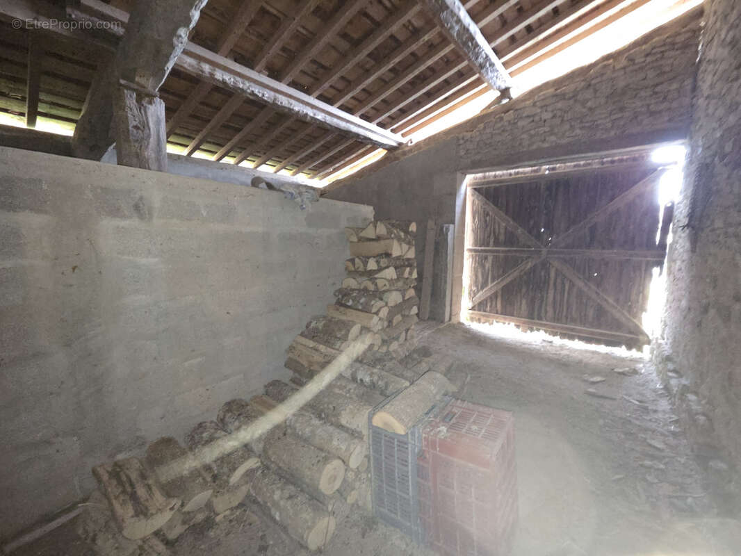 Maison en pierre à rénover   Fort potentiel d’aménagement - photo 9