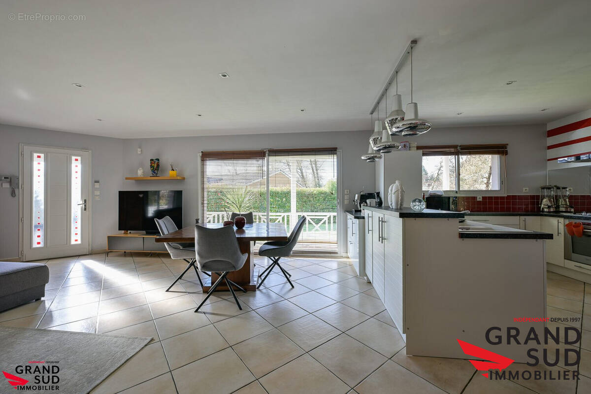 Maison 168 m² à Cestas  - photo 2