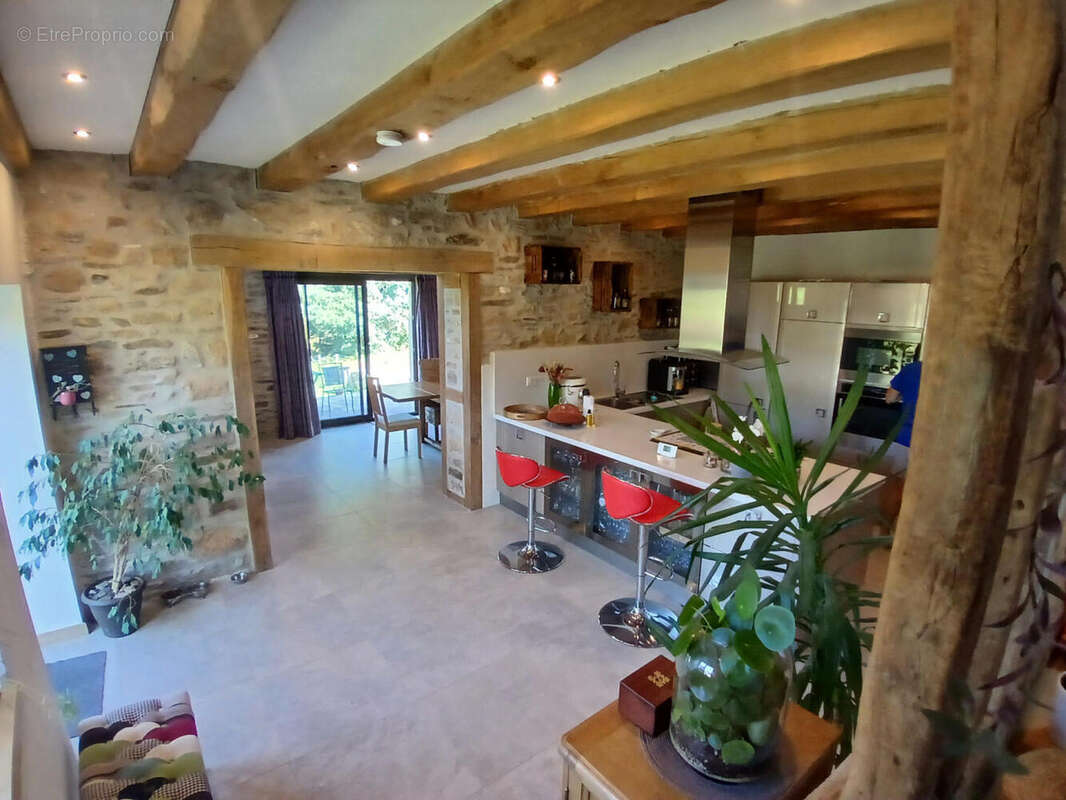 Kitchen towards dining area - Maison à SAINT-SAUD-LACOUSSIERE