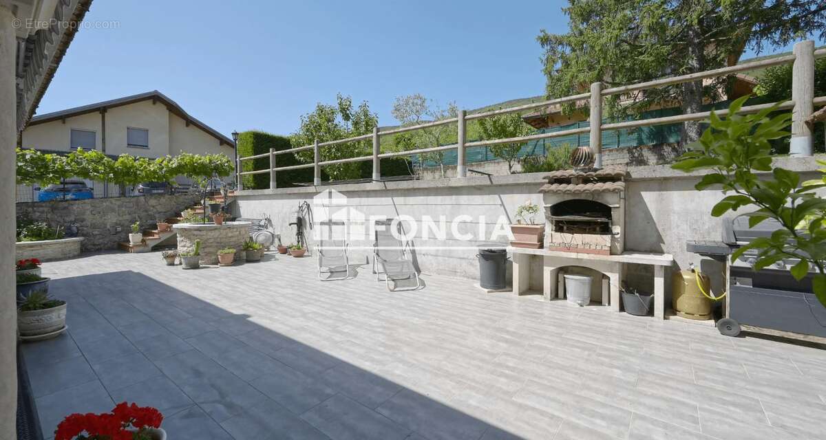  RARE À LA VENTE – Maison de caractère avec fort potentiel – 133 m² habitables – Terrasses, jardin, garage de 60 m² - photo 10