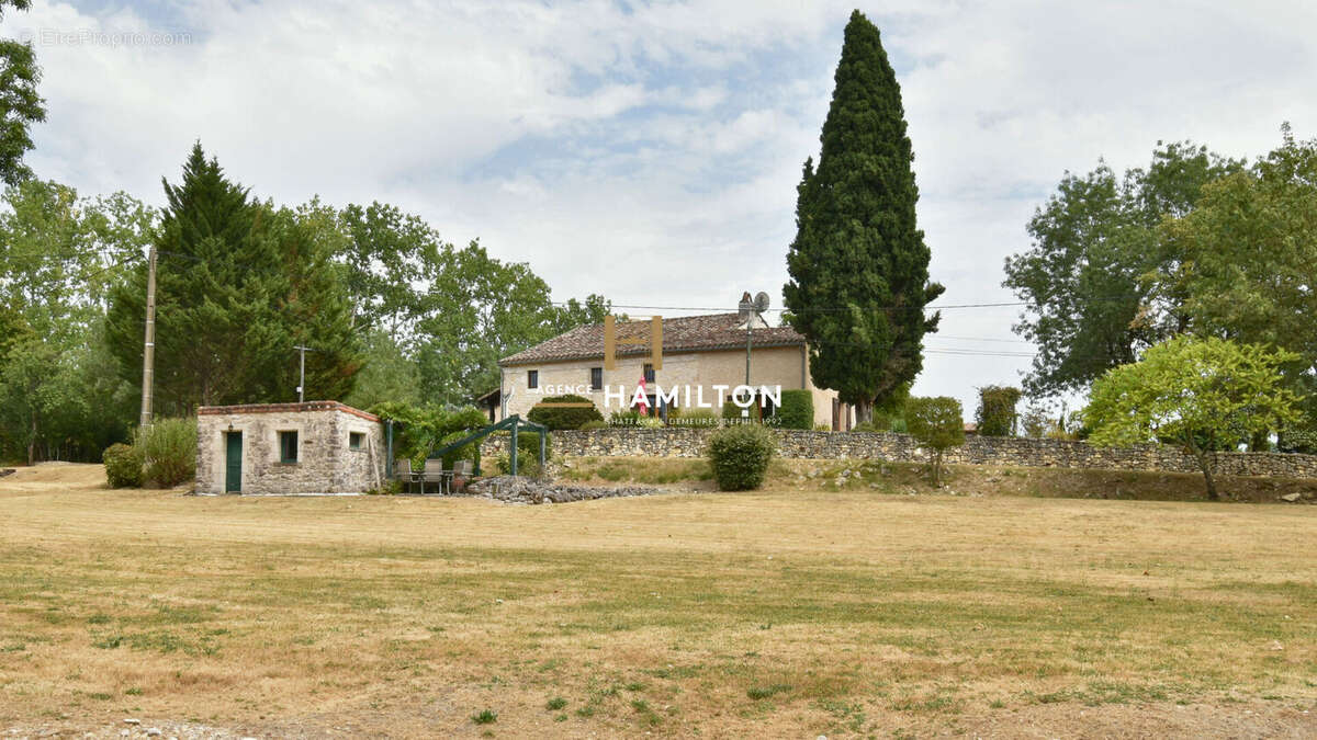 Propriété avec un garage spacieux, une piscine et un grand étang près de cordes-sur-ciel - photo 2