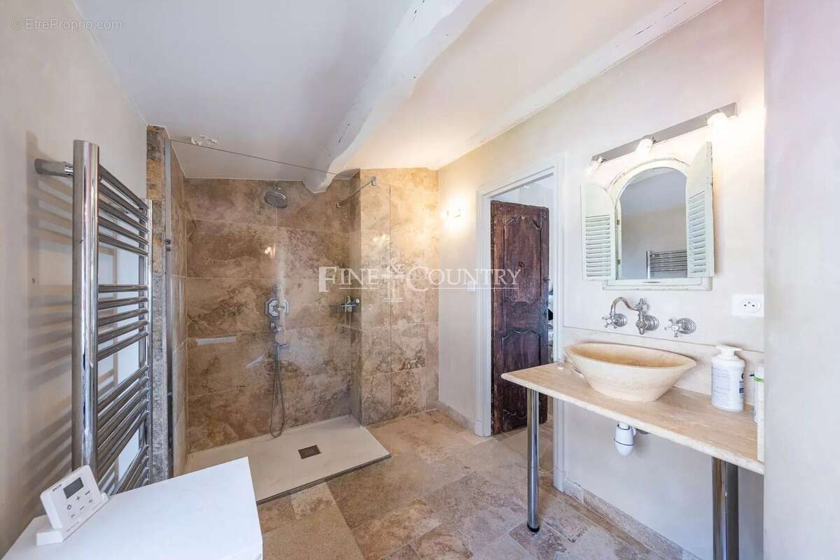 À vendre – Coeur de MOUGINS VILLAGE - Ensemble unique de deux maisons avec vue mer - photo 32