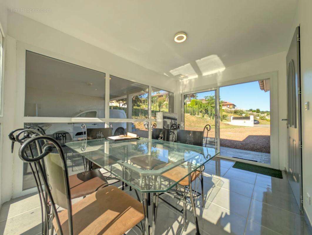 Maison à SAINT-CYR-DE-FAVIERES