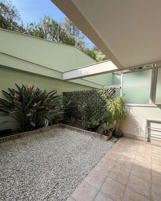 Appartement à SAINT-LAURENT-DU-VAR