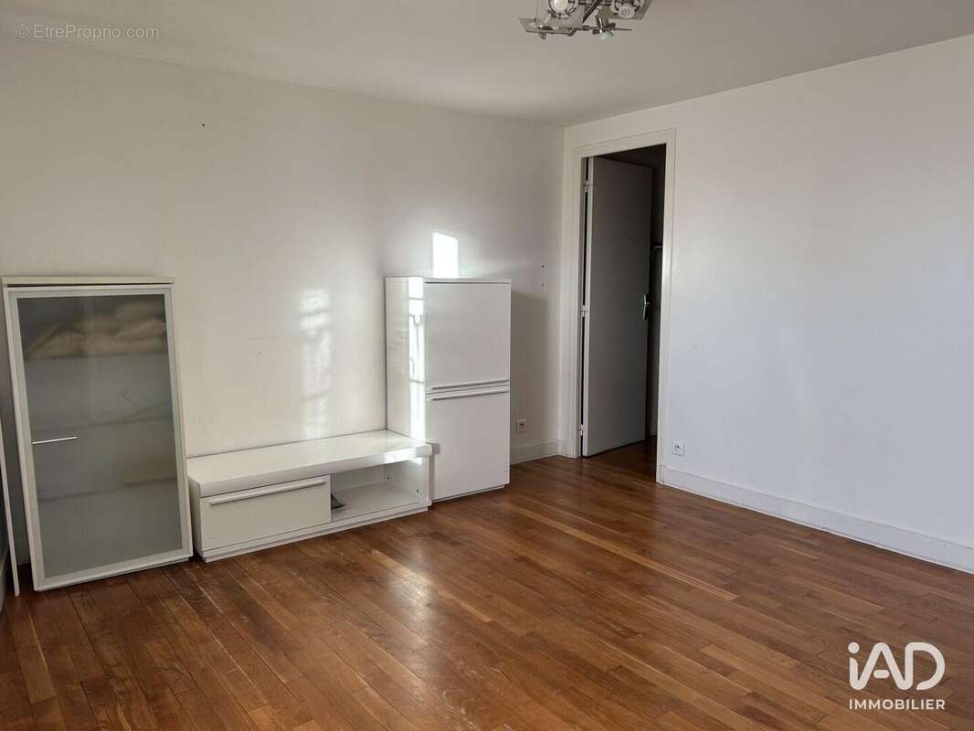 Photo 9 - Commerce à URY