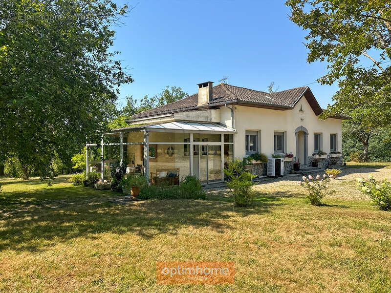 Maison rénovée pleine de charme et de caractère sur son parc boisé d'environ 3 hectares - photo 2