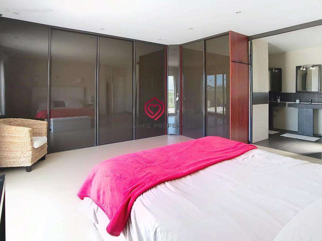 Elégante villa contemporaine avec piscine - photo 9