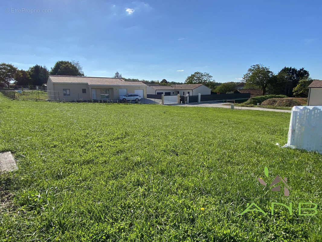 Terrain à TAPONNAT-FLEURIGNAC
