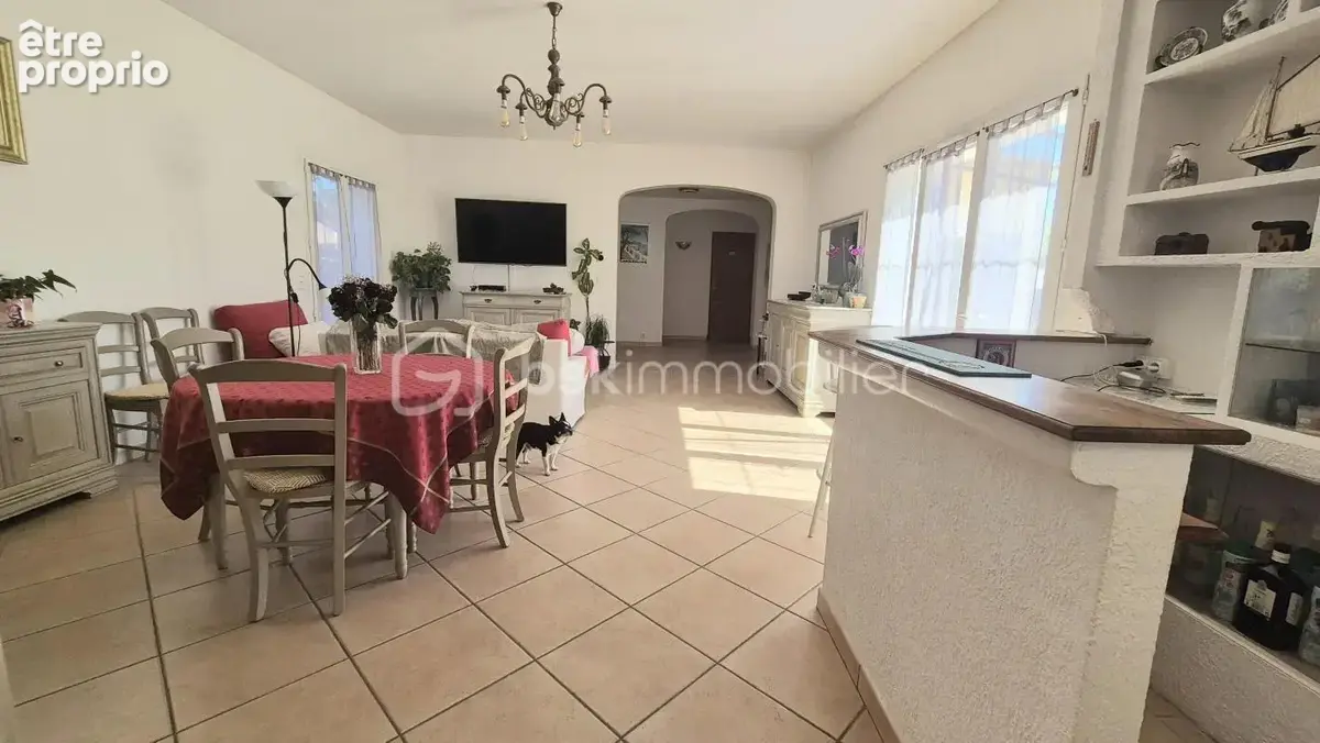PIERREFEU - Villa de 128 m² - Parcelle 1000 m² - 4 chambres - Garage - Piscine - photo 7
