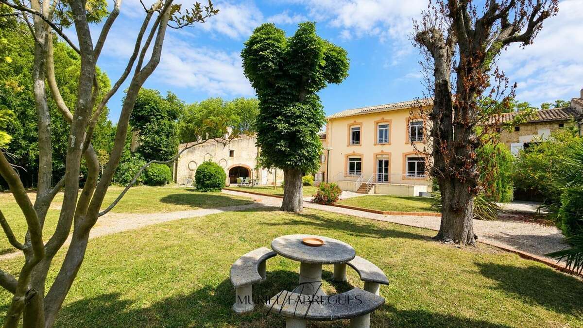 Maison de maître de 315 m2 avec  grandes dépendances, piscine chauffée, grand parc  de 3500 m2 - photo 3