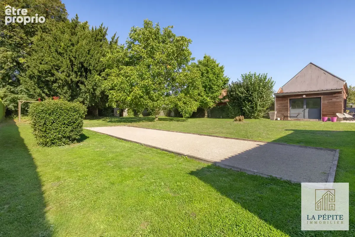 Ensemble Immobilier composé de 2 maisons d'environ 285 m2 et 55 m2, de 3 garages et d'un jardin. - photo 16