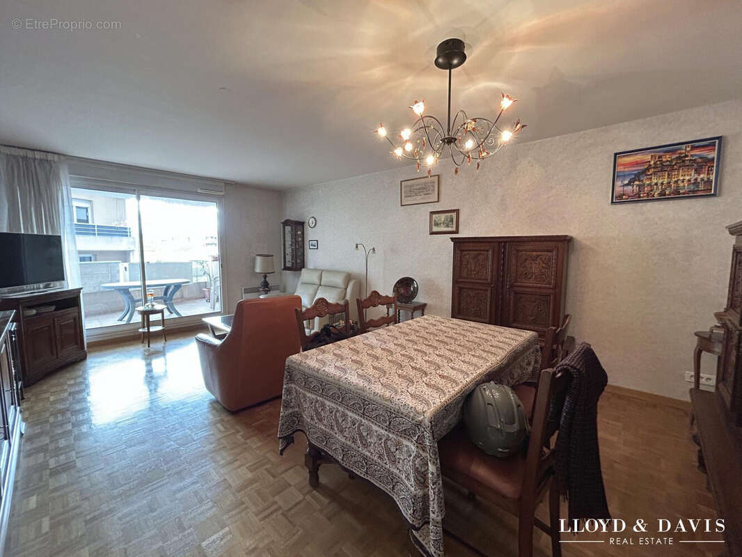 SEJOUR OUVERTE SUR LA TERRASSE - Appartement à MARSEILLE-5E
