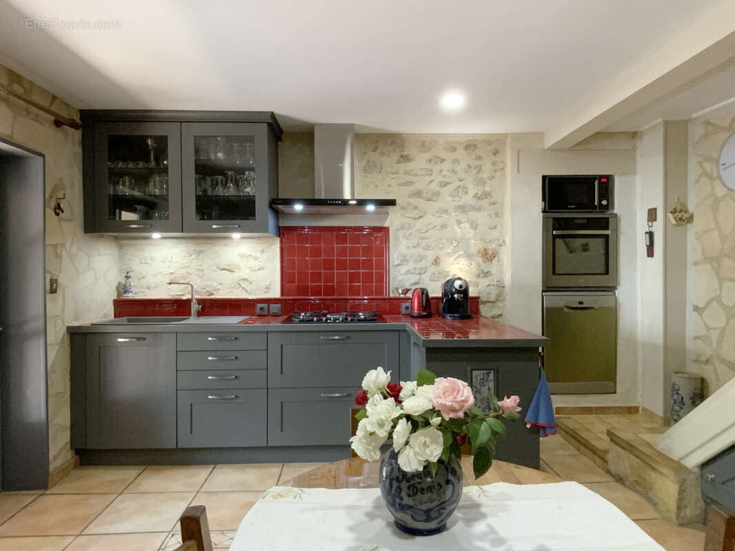 Dans village avec commerces, charmante maison en pierre avec jardin et piscine. - photo 9