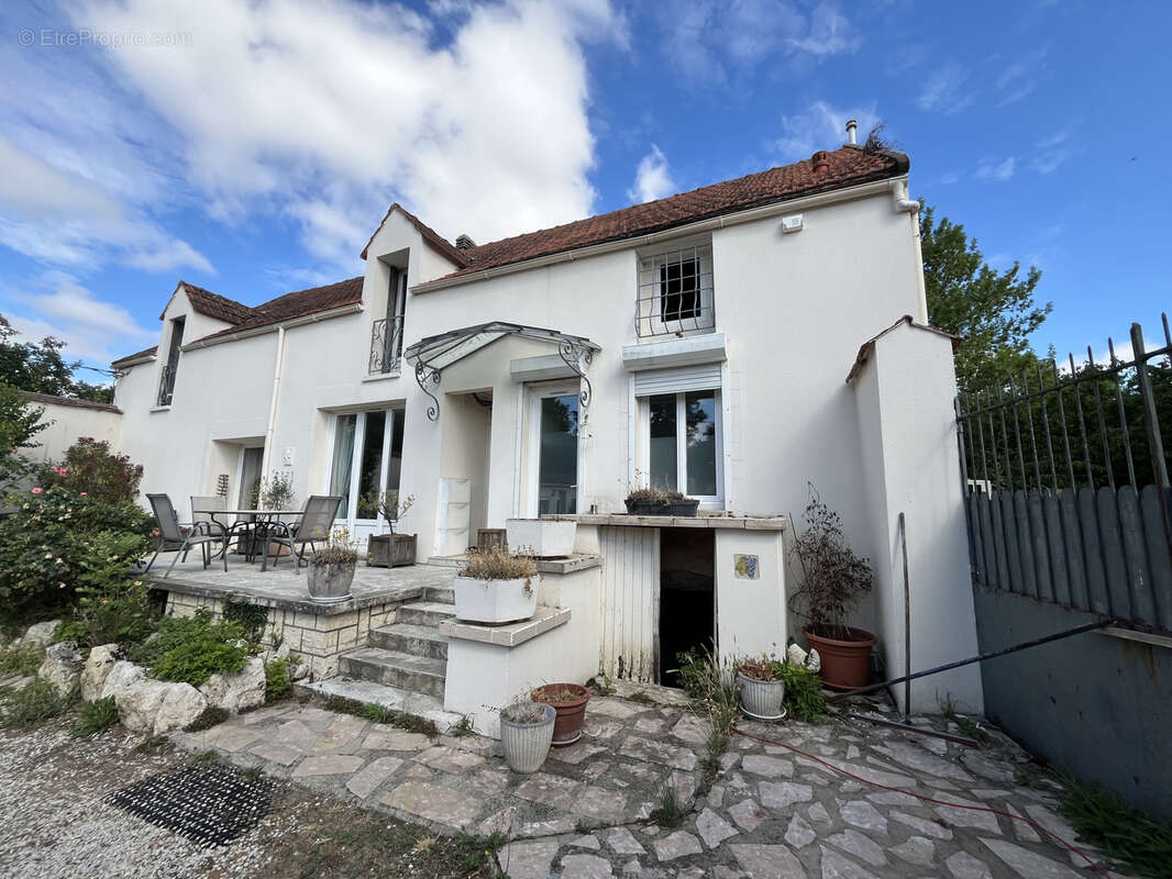 Maison à LA CHAPELLE-LA-REINE