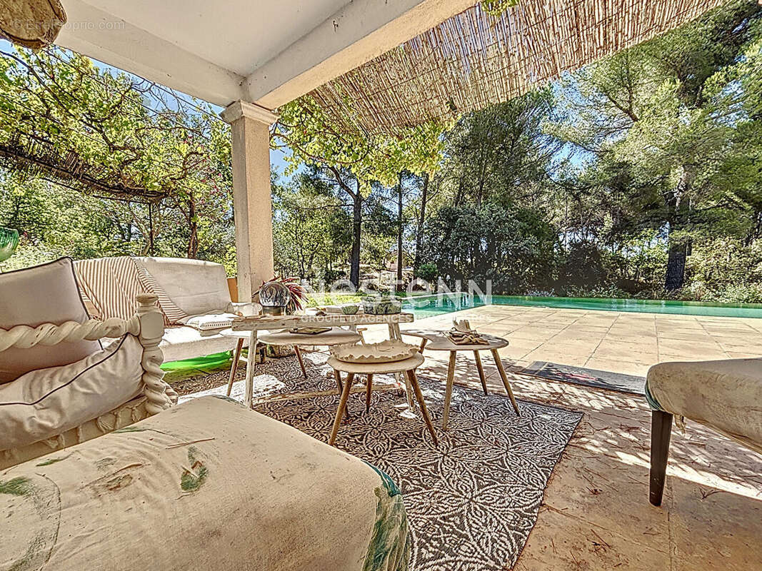 Maison , familiale avec piscine et beaux volumes située à Ventabren . - photo 6