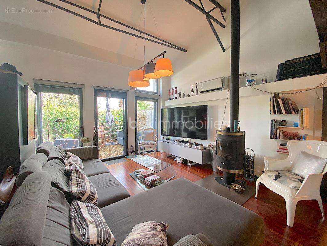 Magnifique loft avec climatisation, 2 places de parking, jardin, piscine et salle de sport !!! - photo 3