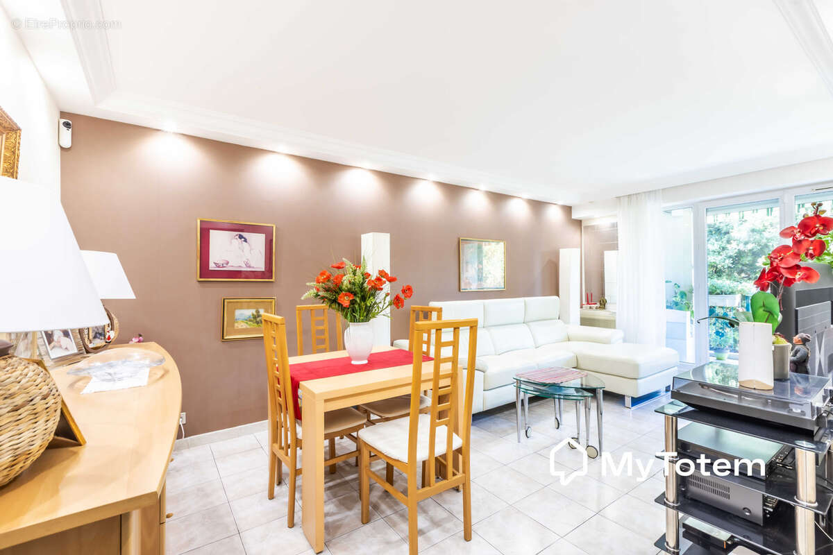 Appartement à SAINT-LAURENT-DU-VAR