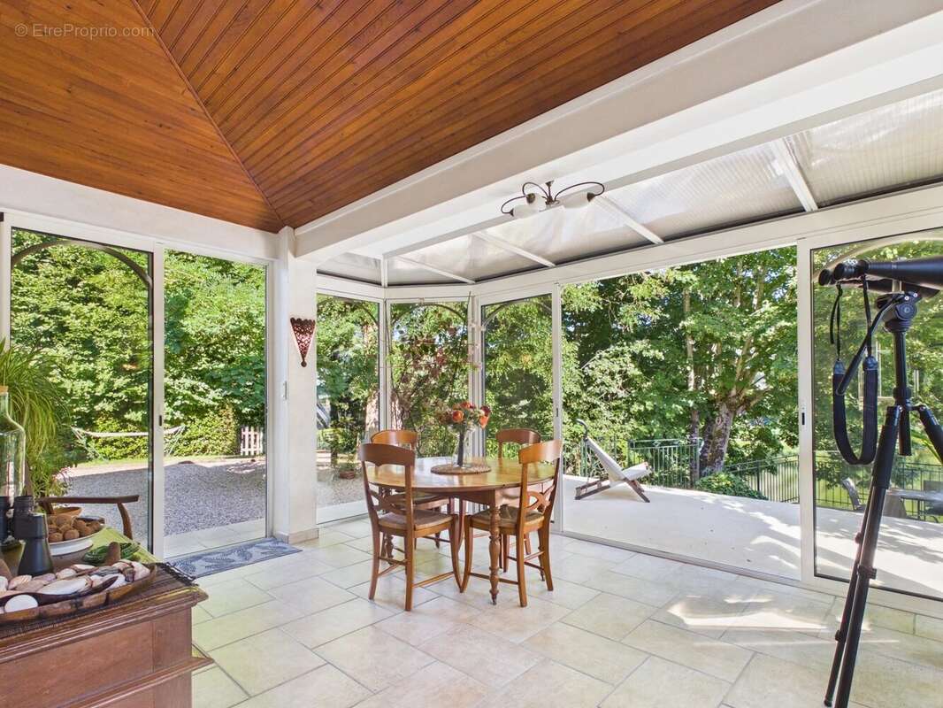 Superbe propriété en bord de rivière avec piscine à débordement et accès privé - photo 4