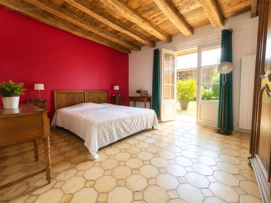 Maison en pierre 7 pièces – 230 m² – Dépendances 170 m² – Terrain 14 504 m² – Saint-Paul - photo 9