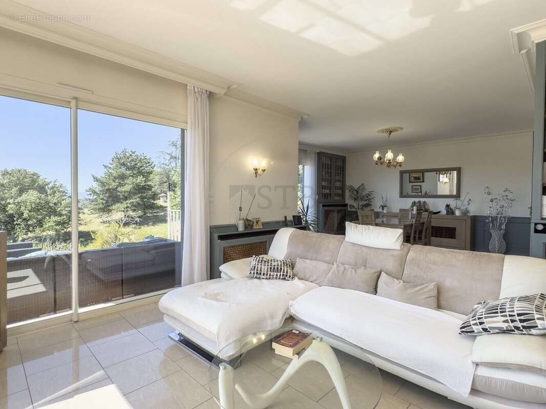 Maison 225 m² à Saint-Georges-Les-Bains  - photo 7