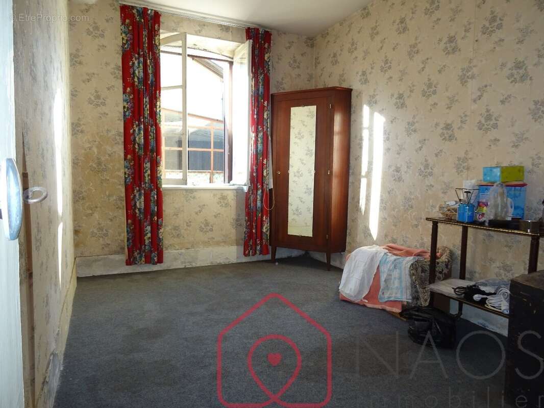 Maison à LA CHAPELLE-D'ANGILLON