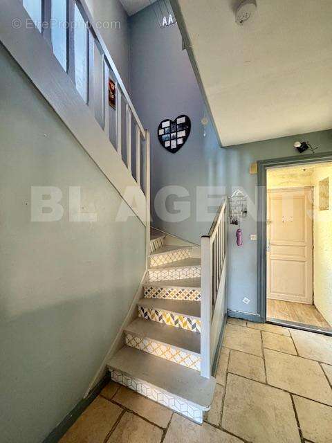 Entrée - Maison à SAINT-SYMPHORIEN-LE-CHATEAU