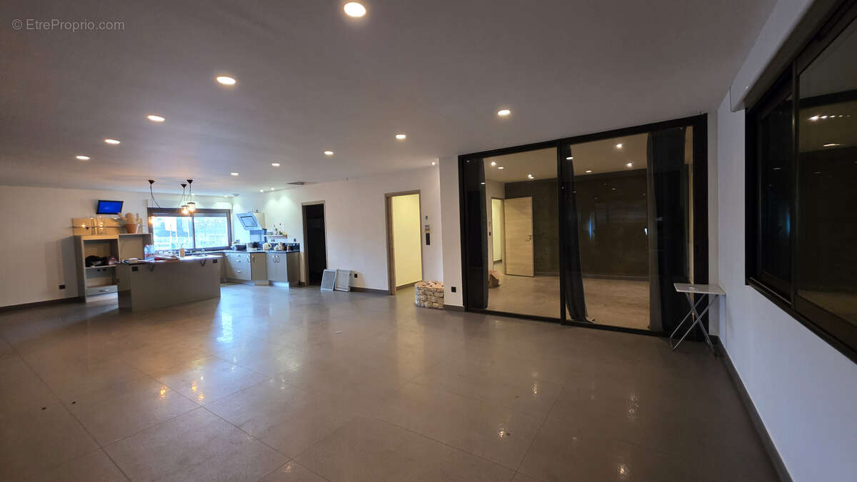 Commerce à BOURG-LES-VALENCE