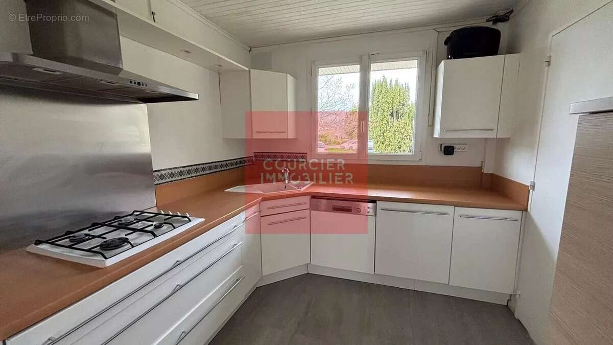 Maison à LE MESNIL-SAINT-DENIS