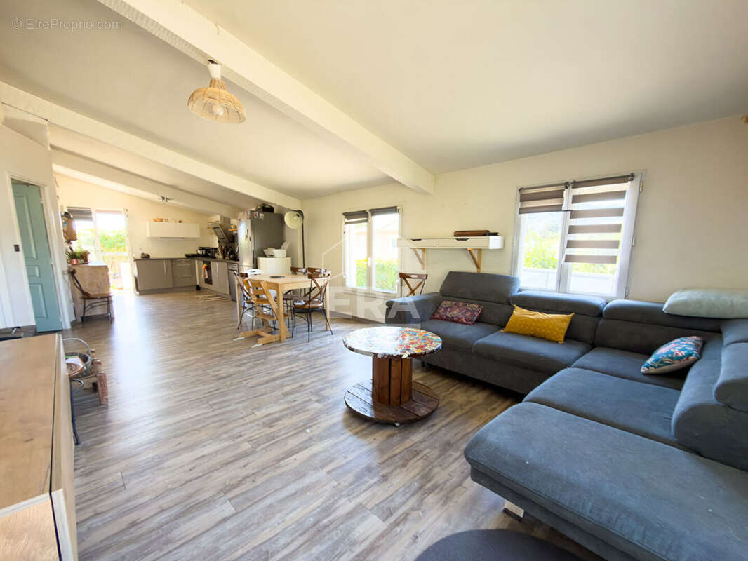 Maison à LA ROQUETTE-SUR-SIAGNE