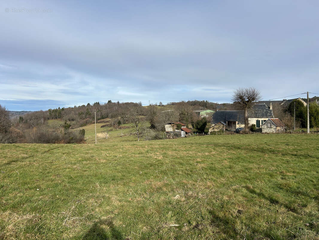 Terrain à SAINT-MARTIN-LA-MEANNE