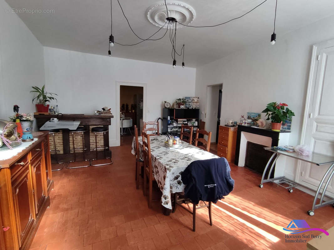 SALLE A MANGER - Maison à CHATEAUMEILLANT