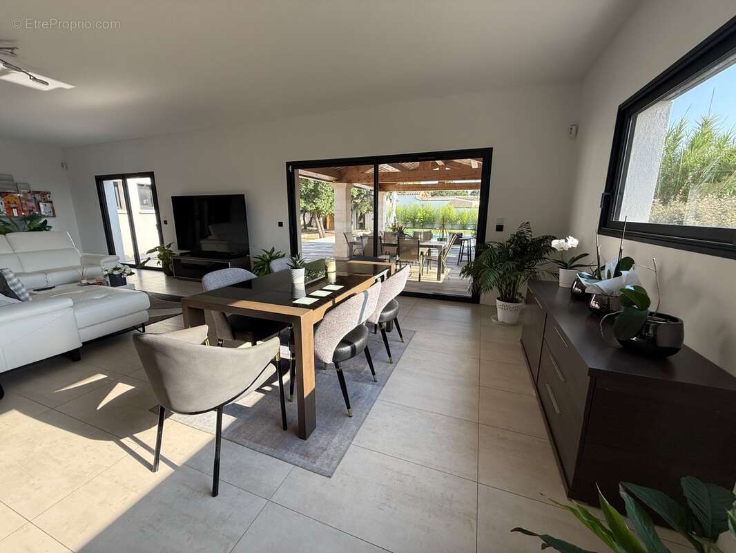 Superbe villa moderne, aux Taillades, de plain-pied avec piscine, panneaux solaires et prestations de standing - photo 2