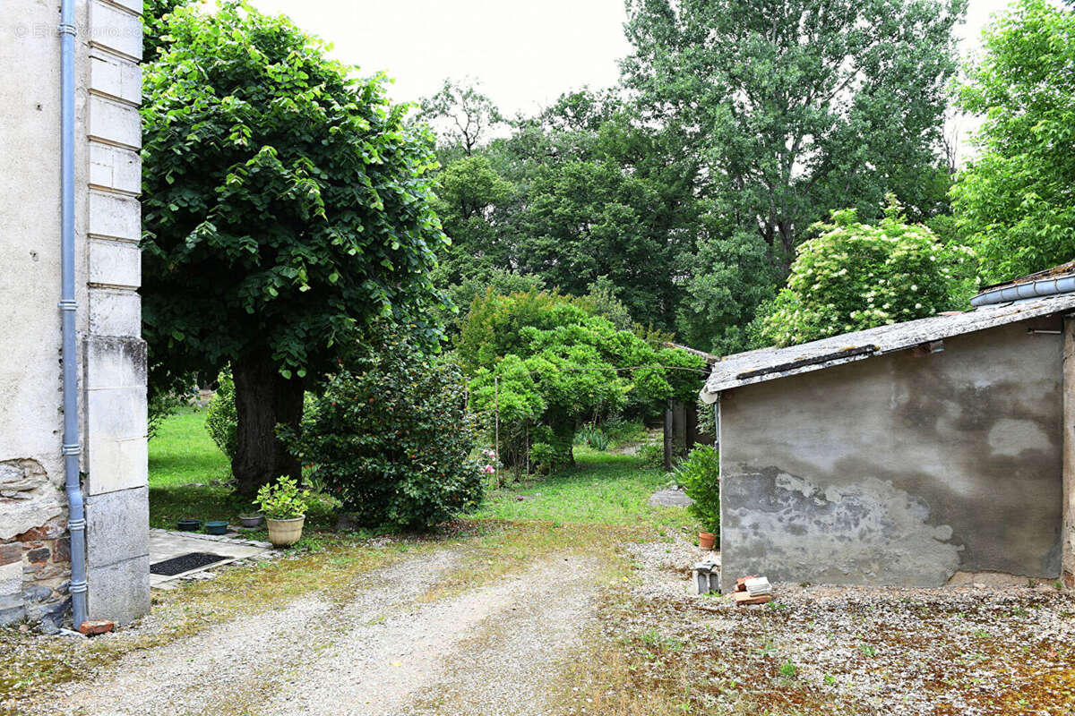 Maison de charme avec beau potentiel ! - photo 10