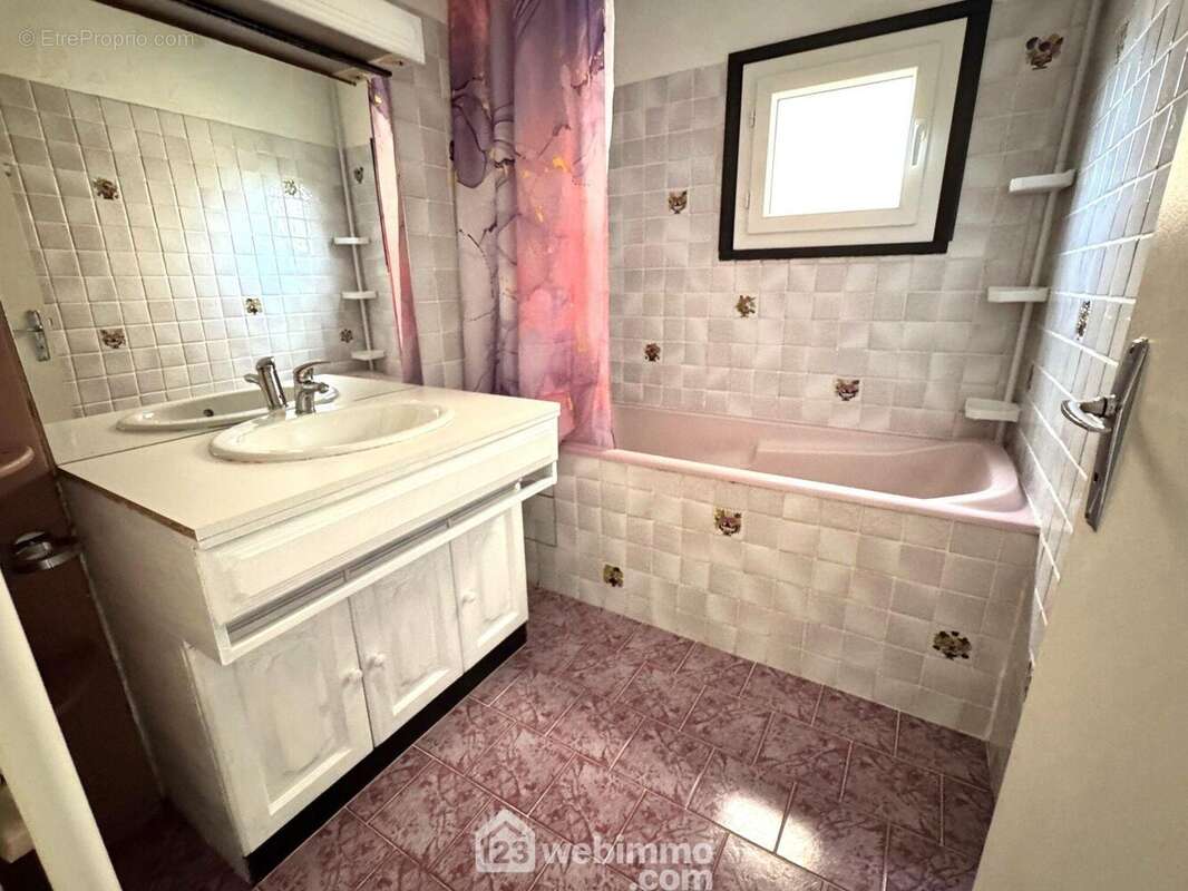 Passons à l?espace nuit, qui comprend la salle de bains - Appartement à COURCOURONNES