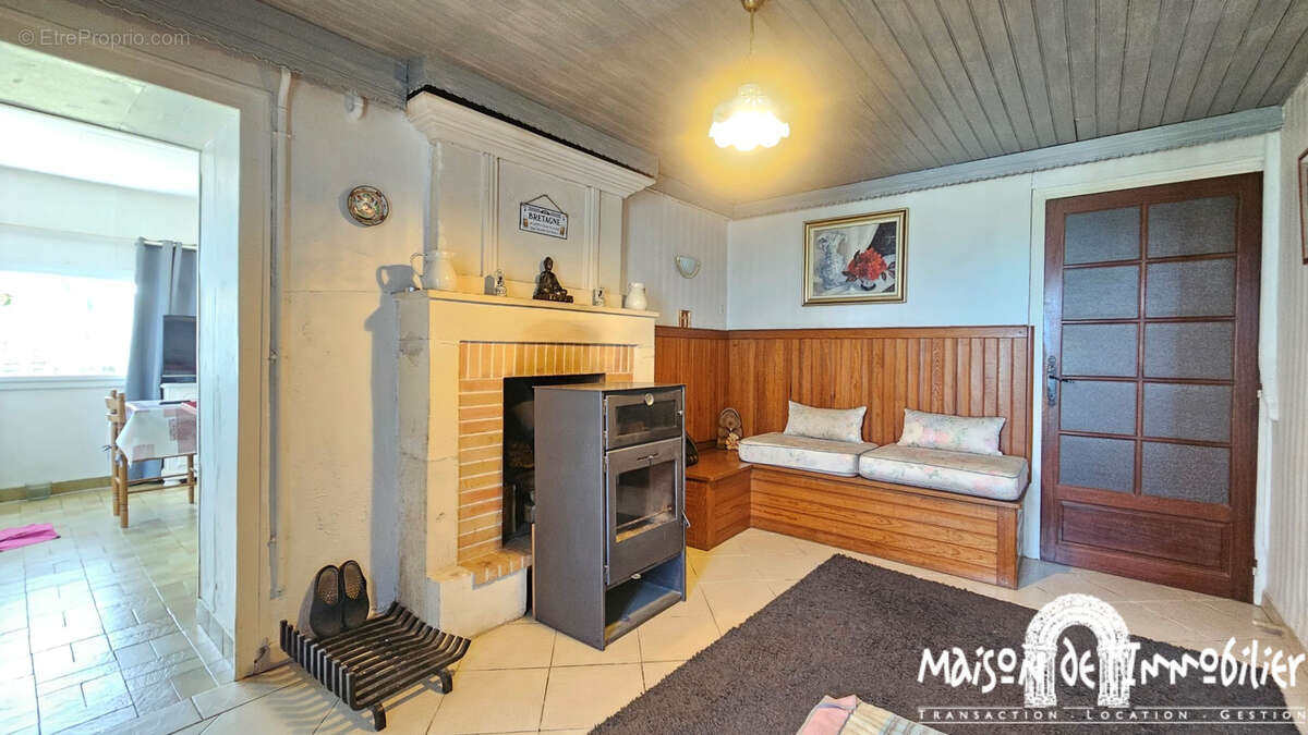 A vendre à CHERVES RICHEMONT - VAL DE COGNAC (16370)  - Maison de village de 6 pièces - 132m2 - Grand jardin arboré - photo 4
