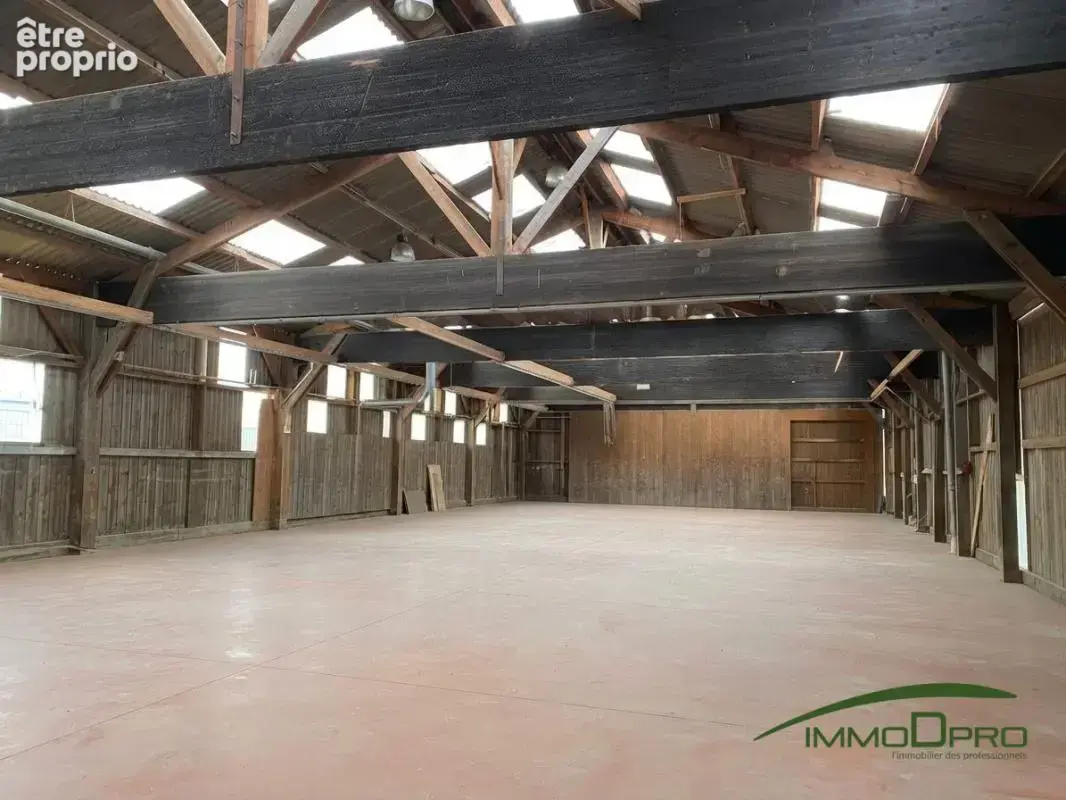 batiment de 720 m² sur un terrain de 2.400 m² - photo 2