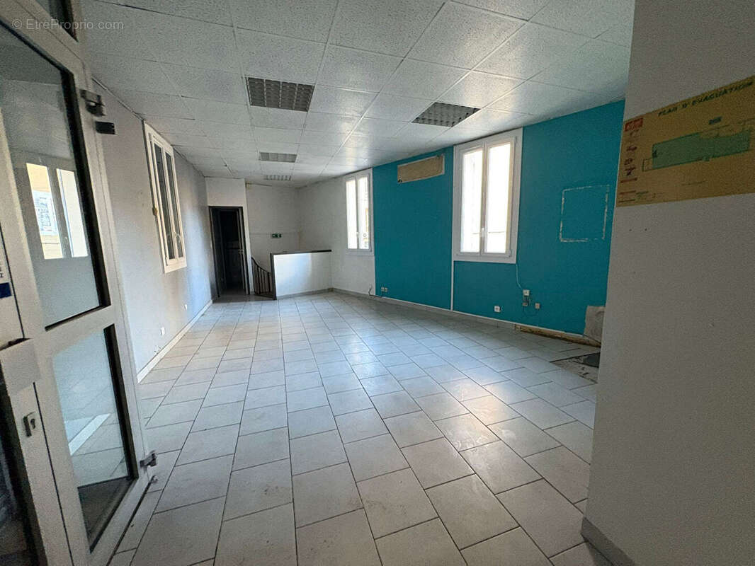 Local commercial  de 117 m² à Roquevaire - photo 2