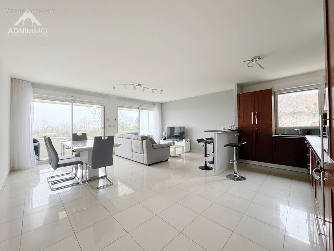 Appartement à PERON