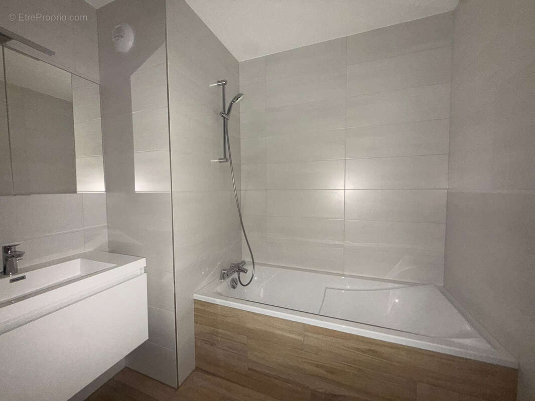 F3 65,16 m2 avec balcon, cave et parking extérieur   Saint-Louis - photo 6