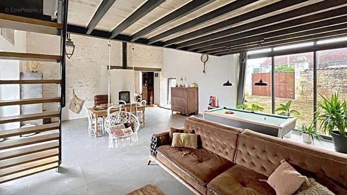Maison 181 m² à Puyreaux  - photo 7